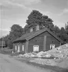 Bostadshus. En liten flicka framför huset.
7 juli 1955.