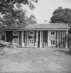 Siggebohyttans bergsmansgård, exteriör.
12 juli 1956.