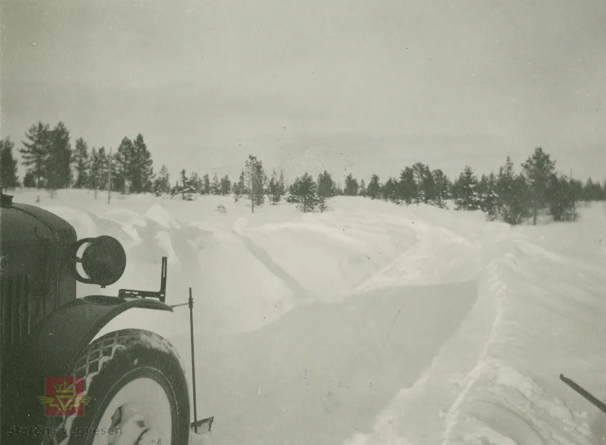 Album fra 1918-1934, "Snebrøyting." I følge merking: "Kjøring i ruten Elverum - Trysil, Mars -April 1925. 2 1/2 tonns GMC med Bendtsens og Undsets belteutstyr. Over Fliskjølen.