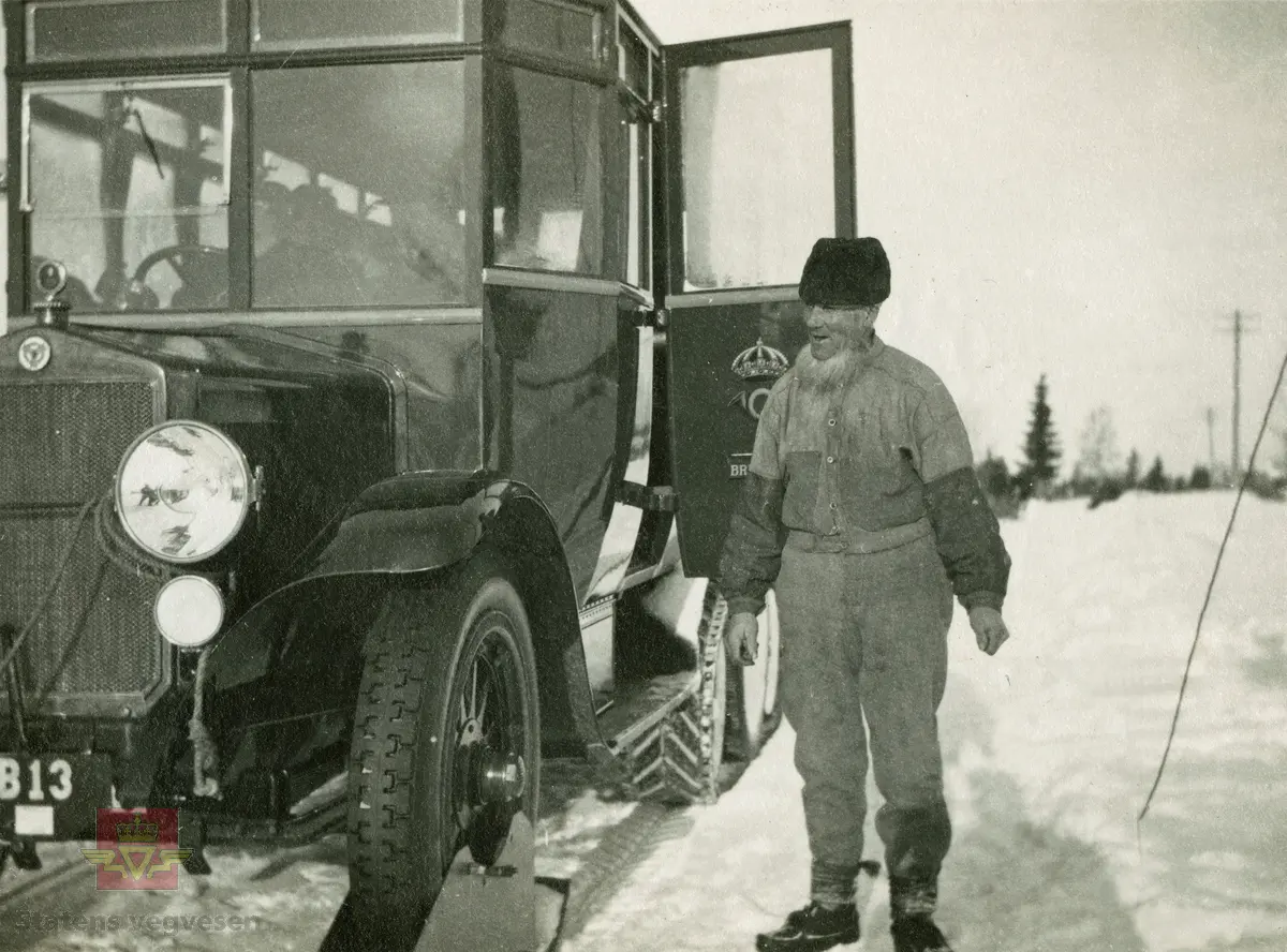 Album fra 1918-1934, "Snebrøyting." I følge merking på bildet: Postomnibusrute Jörn - Arjeplog. 18.03.1925." Buss med Scania Vabis sitt emblem i fronten-trolig bygget på et chassis fra Scania. Belteutstyr.
Postomnibuss ble brukt til både post-og persontransport, omnibuss var et kollektivt transporttilbud. Ordet omnibuss var i bruk fram til 1930-tallet.