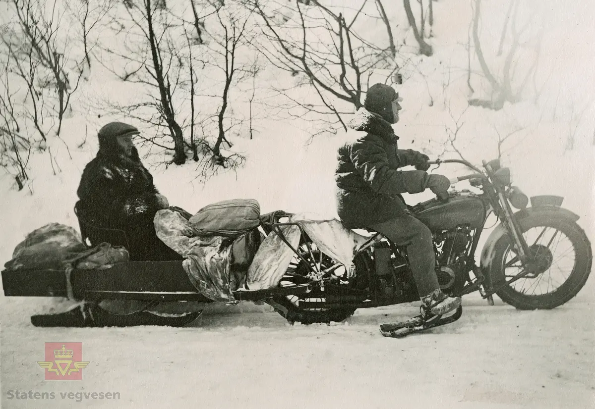 Album fra 1918-1934, "Snebrøyting." I følge merking: "Postrute Opdal - Sunndalsøra. 76 km. Underholdes med 3 motorsykler 4 ganger om uken av A/S Sundal Auto Opdal Auto.  Mottatt av Svanöe 01.02.1929." Motorsykkelen er en Harley Davidson. 
Fra "Meddelelser fra Veidirektøren", Nr.6-1929:  "Postkjøring med motorsykkel og slede fra Opdal stasjon på Dovrebanen til Sunndalsøra vinteren 1929 - 1930." Av overingeniør Edvard Svanøe.

29.03.2016: "A/S Sundal Opdal Auto drev bilruter for passasjerer og post mellom Sunndalsøra og Oppdal. Det var viktig å holde trafikken åpen hele året av hensyn til postforbindelsen. To-tre år på slutten av 1920-tallet ble det brukt motorsykler for å få posten fram. Utover 1920-tallet ble veien utover Sunndalsfjorden utbygd, først til Ålvundfjord, så til Tingvoll og Kvisvik dit veien kom i 1931. I 1932 ble det åpnet ferjeforbindelse Kvisvik-Kristiansund og det ble gjennomgående bilrute Oppdal-Kristiansund. Selskapet endret da navn til Kristiansund-Opdal Auto (KOA)."