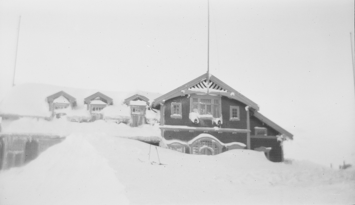 Haugastøl stasjon og turisthotel med store fonner av snø.