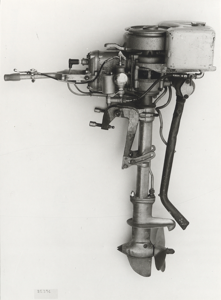 Utombordsmotor by Bolinders Mekaniska Verkstad