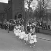 Konfirmation i Ljusnarsbergs kyrka, konfirmander, präst och människor utanför kyrkan.