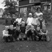 Ställdalens skola, skolbarn med lärarinna på skolgården, hösten 1962.
Skolbyggnad i bakgrunden.