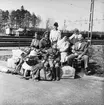 Finnar som flyttar tillbaka till Finland, familjegrupp på järnvägsstationen.