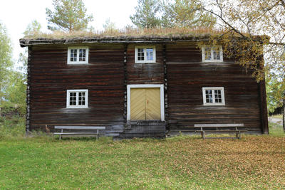 Loft fra Nedre Berger. Det er et midtgangsloft med ett rom i første etasje innredet til beboelse, og øvrige rom brukt til diverse lagerformål.