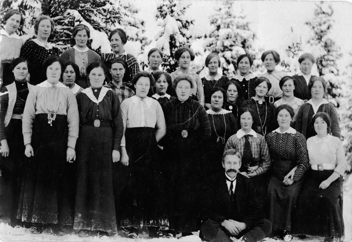 Husstellkurs Hemsedal 1916.
Fyrste rekke frå v. Lærar Andres Haug, Anne Viljugrein (nordre) Hemsedal, Mari B. Løken Hemsedal, Guri T. Fekene Hemsedal.
Andre rekkje frå v. Kari H. Løken Hemsedal, Berbo Viljugrein (søre) Hemsedal, Kari Sletten (Reiarsletten) Hemsedal, Kari Jegleim Gol, Olga Røren Krødsherad, Anne N. Fekene Hemsedal, Birgit S. Tuv Hemsedal, Birgit T. Anderdal Hemsedal, Margit E. Lien Hemsedal, Oline Skøyten Hemsedal, Ingebjørg E. Haug Hemsedal, Anne Golberg Gol og lærar Anna Selvig Haug.
Tredje rekkje frå v. Mari Larsdtr. Haug Ål, Birgit Åker Geilo, Jorunn Lauvrud Geilo, Birgit Villand Hol, Guri Sletten Hemsedal, Guro L. Eikre Hemsedal, Anne Reiersgard Hemsedal, Margit Hulbak Hemsedal, Birgit S. Kirkebøen Hemsedal og ? Rese Hemsedal.