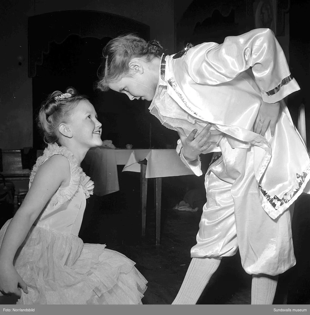 Jägaren och Snövit var en del av en dansföreställning på Röda korsets luciasoaré i Skönsbergs gamla folkets hus. På första blden är det Laila Sundesson och Marianne Rydberg som hjälps åt att tända ljusen på kaffebordet.