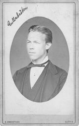 Brystbilde av Erik og Ingeborg Gullabråtens sønn Anton Eriks