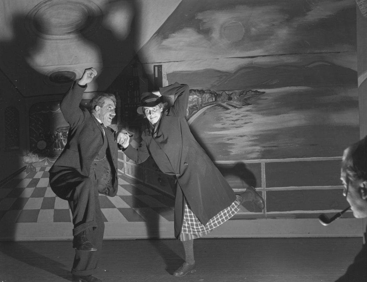 Hamar teater, Festiviteten, revyforestillingen "Bondegull" akt. 5 1947, spillested Hamar Festlokaler og Chat Noir 1947/1948. Fra venstre Randi Normann og "Revy-Per" alias Peder Pedersen, danser jitterbug på terrassen til Victorias "nye strandhotell"