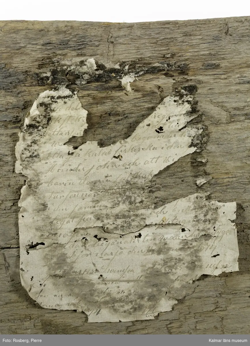 KLM 45113. Båt, stockbåt. Av stor urholkad trädstam, krokig med många knaggar. Huggen i ett stycke. Stamrunt tvärsnitt med runt fallande överhäng. Har tre kraftiga tofter eller skott utsparade i stocken. Går ej att urskilja för respektive akter, eventuellt är den något smalare änden fören. Rektangulära och rakt avskurna stävnockar, på den ena två stycken tamphål. På båtens ena långsida finns fyra stycken relingshål, på den andra sidan ett. På båten fastsatta pappersfragment, tre stycken, med information om båten och dess härkomst, till stor del oläsligt.