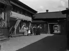 Bostadshus, hemmet på Kungsgatan 33, Lindesberg.
Grupp sju personer framför huset, troligen solförmörkelsen den 21 augusti 1914.
Från vänster Eva Sofia Pettersson (givarens farmor), Ester Pettersson, Kerstin Pettersson (givarens fastrar), övriga ej namngivna.