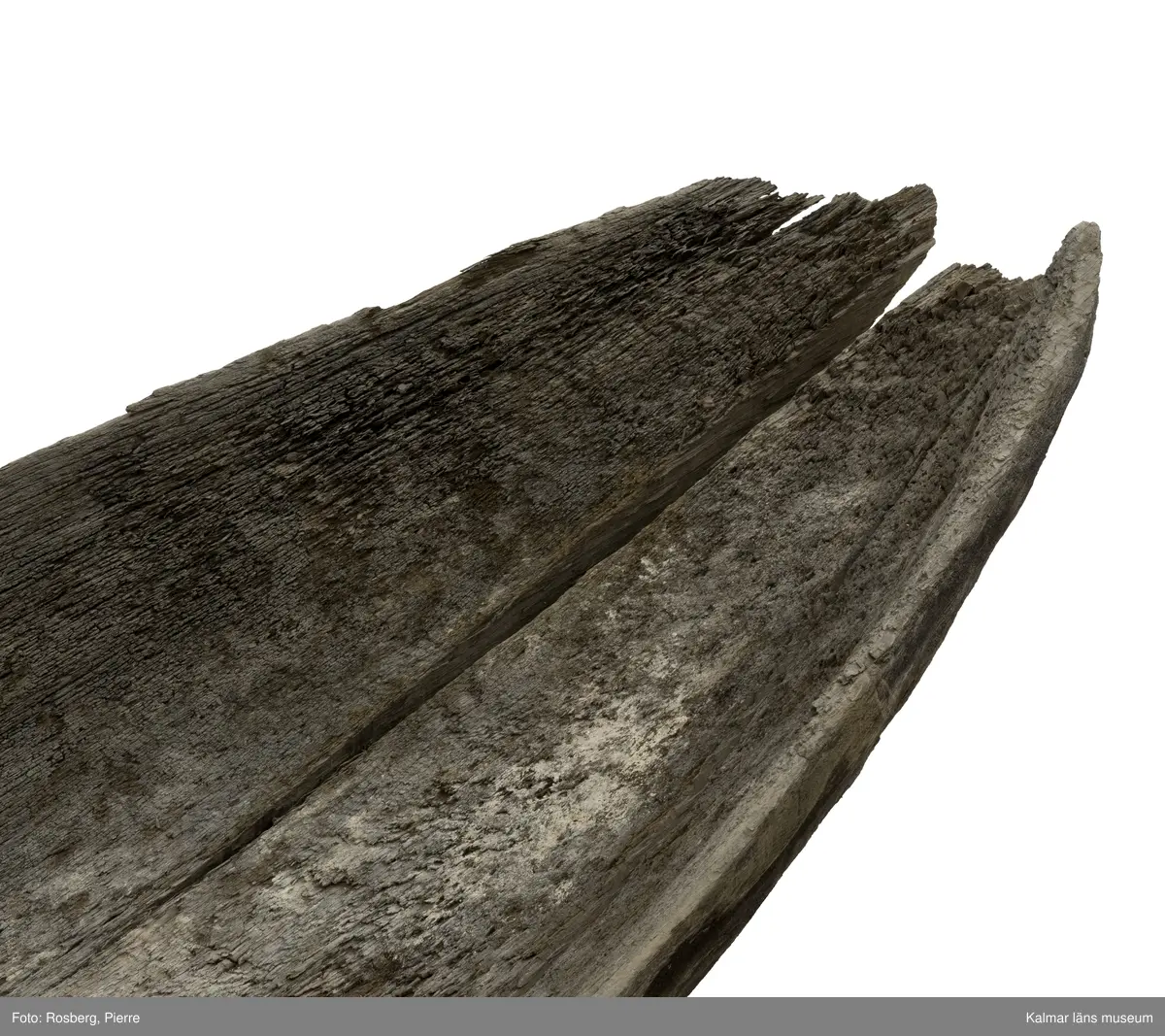 KLM 45161. Båt, stockbåt. Av stor urholkad trädstam. Huggen i ett stycke. Stamrunt tvärsnitt. Går ej att urskilja för repektive akter. Har troligen varit mer rundad i formen, nu sprucken och utvikt. Båten är nästan svart i färgen, eventuellt tjärad.