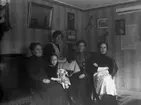 Rumsinteriör, familjegrupp fem personer.
Eva Sofia Andersson (givarens farmor) med döttrarna Kerstin Pettersson, Ingrid Pettersson, Hildur Pettersson och Olga Pettersson (givarens fastrar).