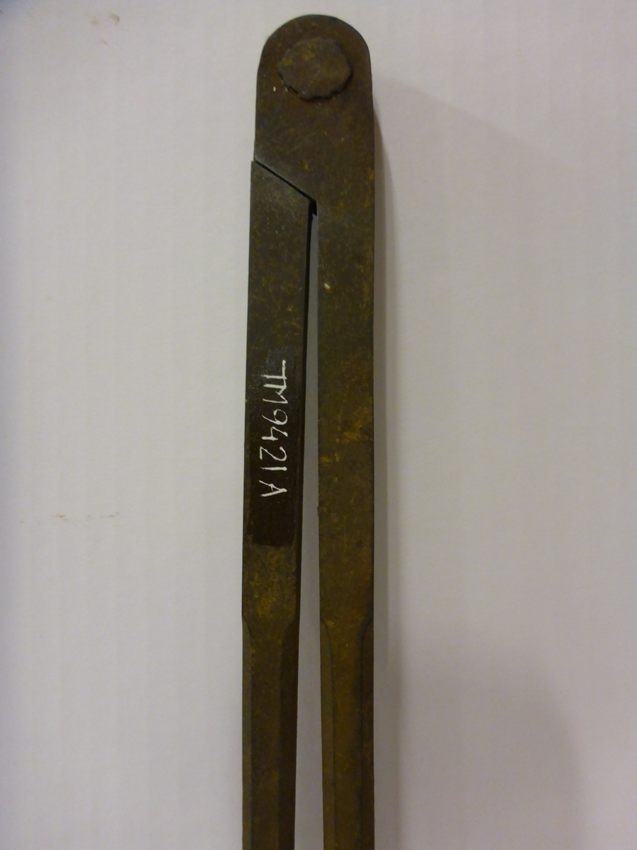 De to passerne (a og b) ble brukt til å risse sirkler i jern og blikk. To likearmede jern med spiss i den ene enden og et hull for sammensetting i den andre enden (klinket). Det ene jernet har kortere ben enn det andre.