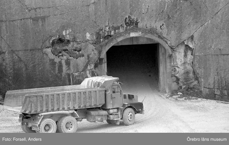 Björka mineral, i Lillkyrka socken. Björka mineral är en gruva som bryter dolmitmarmor.
Fabrik. Gruvans ingång, lastbil möter jeep.