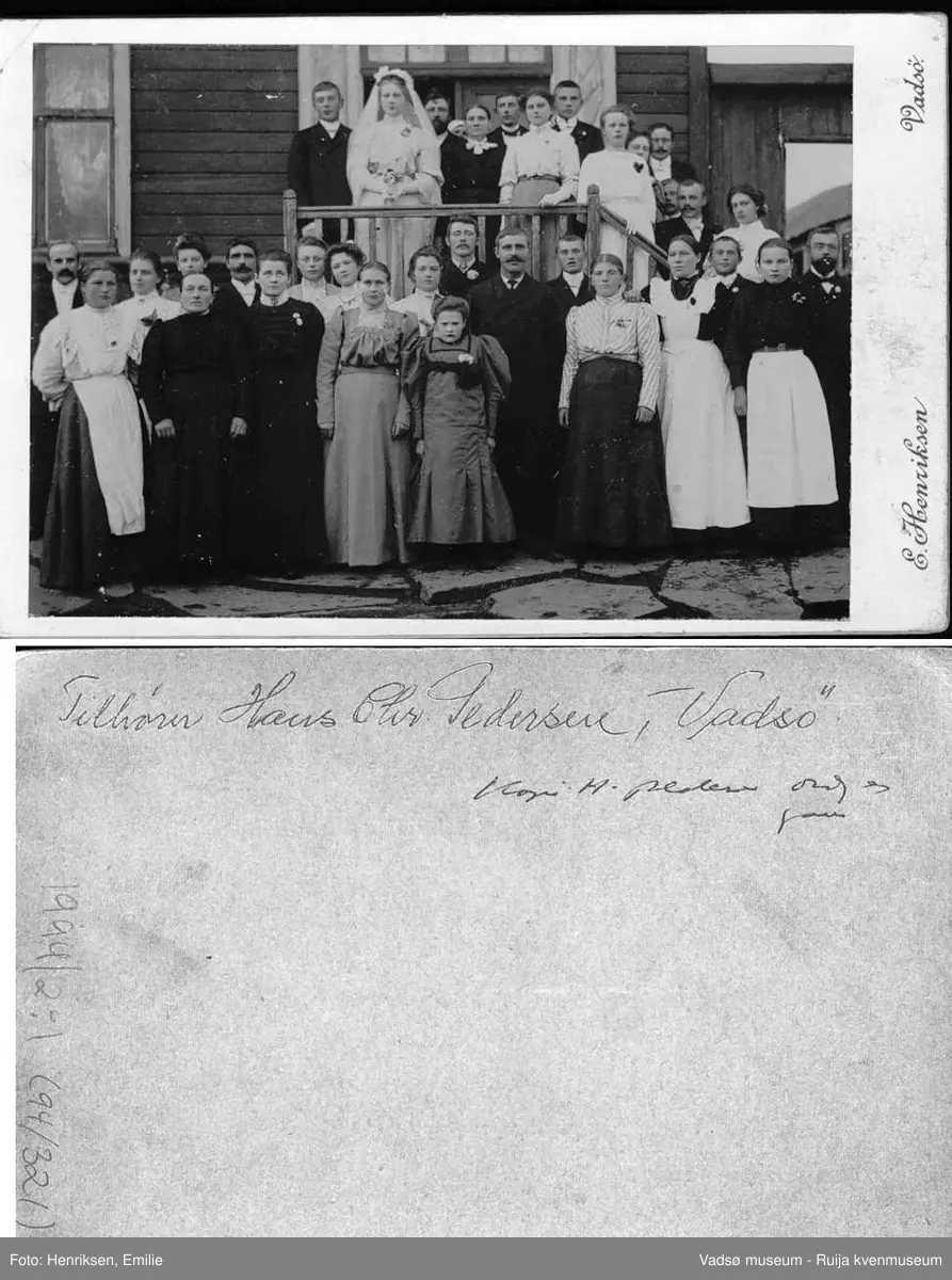 Bryllup i ytrebyen. Brudeparet Alfred og Josefine Joki utenfor Halonens hus i Slettengt. i 1907.
Fra venstre på trappa: William Garvo, Alma Garvo, Lise Garvo, Ulrik Garvo, Alma Johannessen (f. Dørmenen), Hjalmar Pedersen. Foran: de 3 første er ukjent. Nr 4 fra venstre Marie S Pedersen(f.Vara) Fra nr. 8 fra venstre: Sigrid Dahl (f. Pedersen), Nathalie Hansen (f. Halonen), Brita Halonen (f. Mentyjervi), Olga Vikki (f.Gallavara), Hilja M. Halonen, Gustav Dahl, Albert Dallavara, Arnt Halonen, Eugenie Dahl (f. Hansen), fru Ristimella (pike hos Halonen) og ing. Konrad Halonen. De to ytterste er ukjent.