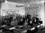 Rynninge skola, klassrumsinteriör, 23 pojkar med lärare Walter Köhlmark.
Klass 4B, sal 7.