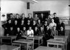 Olaus Petriskolan, klassrumsinteriör, 25 pojkar med lärare Nils Boqvist.
Klass 8B, sal 10.