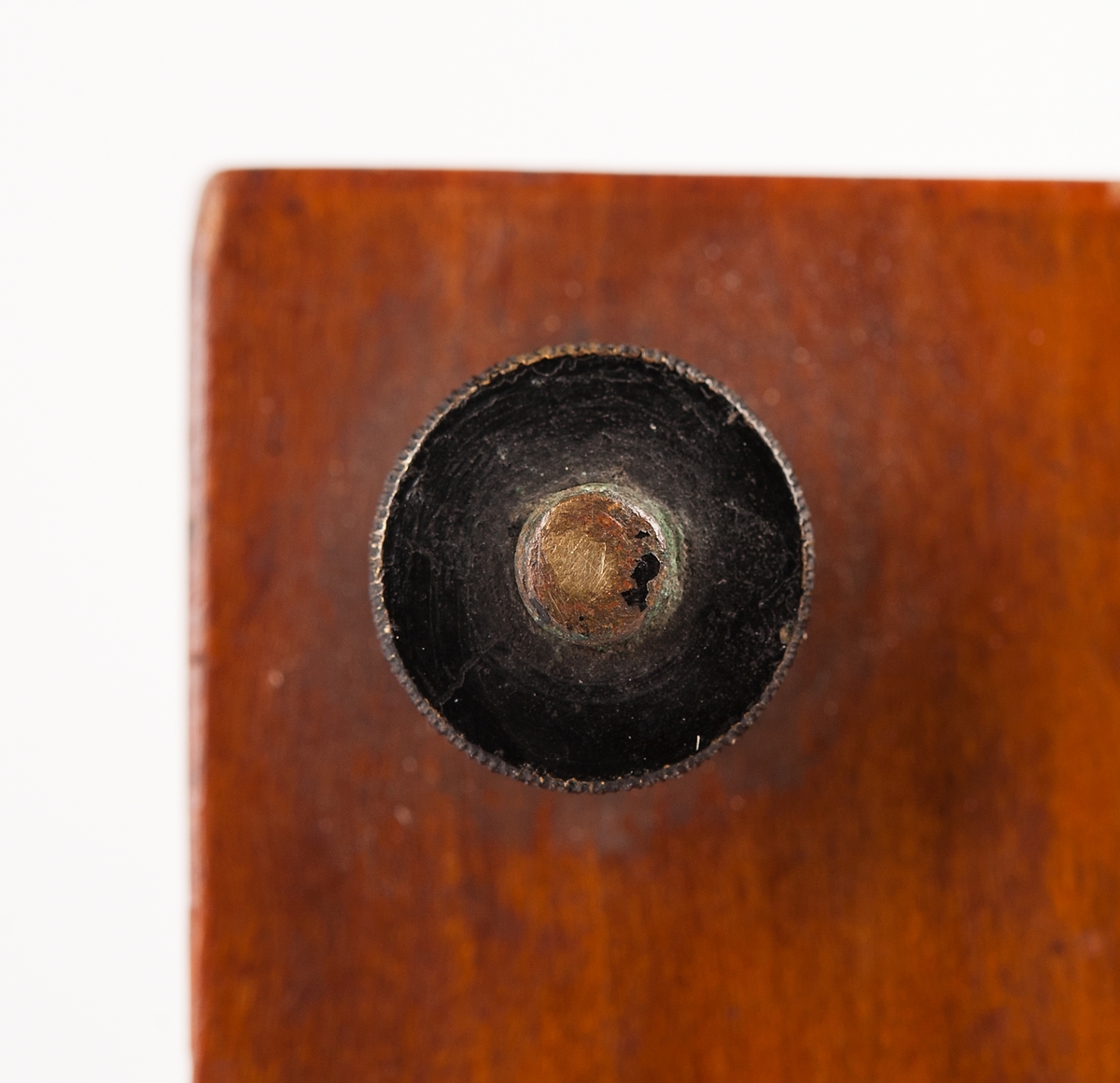 30 sek, rörformat, uppeburet av stativ med 4 metallpelare på 24-kantig mahognyplan.