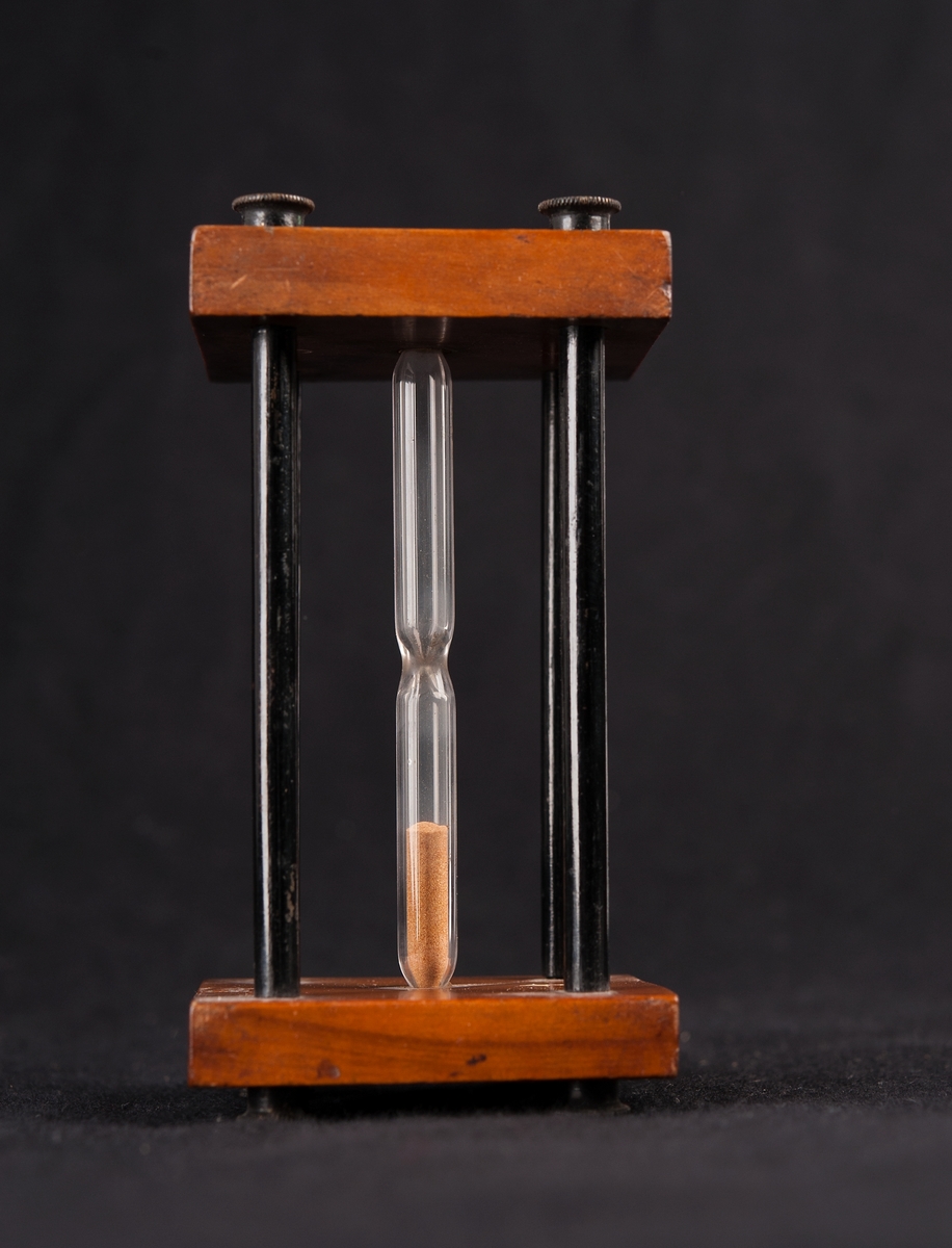 30 sek, rörformat, uppeburet av stativ med 4 metallpelare på 24-kantig mahognyplan.