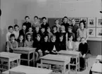 Olaus Petri nya skola, klassrumsinteriör, 26 skolbarn med lärarinna fru Karin Olsson.
Klass 6A, sal 6.