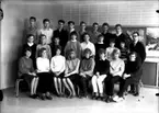 Olaus Petri nya skola, klassrumsinteriör, 24 skolbarn med lärare Lars-Erik Lauenstern.
Klass 8H, sal 30.