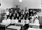 Almby Östra skola, klassrumsinteriör, 24 skolbarn med lärarinna fröken Karin Ohlsson.
Klass 3B, sal 6.