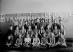 Olaus Petriskolan, klassrumsinteriör, 24 skolbarn med lärarinna fröken Edla Andersson.
Klass 2b, sal 17.