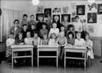 Lillåstrandskolan, klassrumsinteriör, 24 skolbarn med lärarinna fru Birgit Sveland.
Klass 3G, sal 10.