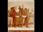 Äldre par, Henry Österlunds föräldrars guldbröllop.
Karl August Fredrik Österlund (20 juli 1863 - 3 december 1954) och hans hustru Hilda Augusta Österlund, född Gustavsson (5 oktober 1873 - 31 mars 1947) som bodde i en stuga på Ervingsberg, ovanför Västerby mellan Åmmeberg och Zinkgruvan. Karl arbetade på rosthyttan i Åmmeberg.