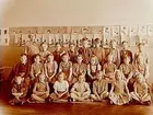 Olaus Petriskolan, klassrumsinteriör, 24 skolbarn med lärarinna fröken Edla Andersson, klass 2b, sal 17.