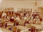 Olaus Petriskolan, klassrumsinteriör, 23 flickor med lärarinna fru Kerstin Björklund, vikarie fröken Britta Nordin, klass 7b, sal 12.