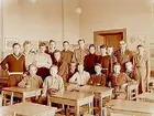 Olaus Petriskolan, klassrumsinteriör, 17 pojkar med lärare Folke Björk, klass 8A, sal 29.