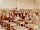 Olaus Petriskolan, klassrumsinteriör, 26 pojkar med lärare Henry Johansson, klass 6A.