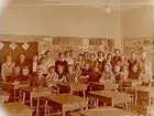 Almby Norra skola, klassrumsinteriör, 29 skolbarn med lärarinna fröken Maj Bohlin, klass 6 Kk,
sal 4.