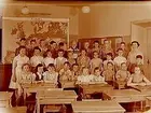 Almby Östra skola, klassrumsinteriör, 30 skolbarn med lärarinna fröken Birgit Dahlström, klass 4Oo, sal 9.
