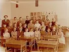 Olaus Petriskolan, klassrumsinteriör, 27 skolbarn med lärarinna fru Svea Lind, klass 2b, sal 18.