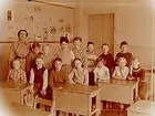 Engelbrektsskolan, klassrumsinteriör, klass 4Bd, sal 7.
14 skolbarn och lärarinna fru Hildur Lien.