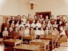 Olaus Petriskolan, klassrumsinteriör, klass 6Bb, sal 20.
33 skolbarn och lärare Ingemar Ottosson.