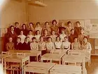 Olaus Petriskolan, klassrumsinteriör, klass 8a, sal 1.
27 flickor och lärarinna fru Margareta Hjälmarsson.