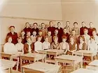 Vasaskolan, klassrumsinteriör, klass 6Ap, sal 7.
29 skolbarn och lärarinna fru Lisa Dahlstedt.