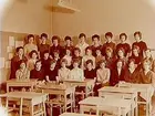 Olaus Petriskolan, klassrumsinteriör, klass 8a ( Handarbetslinjen ), sal 11.
(kortet taget i sal 9).
30 flickor och lärarinna fröken Olga Mossberg.