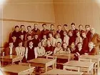 Vasaskolan, klassrumsinteriör, klass 6 Aq, sal 11.
32 skolbarn och lärare Arne Nihlmar.