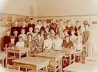 Almby Norra skola, klassrumsinteriör, klass 4Bc, sal 3.
29 skolbarn och lärarinna fru Eira Östlund.