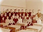 Vasaskolan, klassrumsinteriör, klass 4Ap, sal 7.
27 skolbarn och lärarinna fru Lisa Dahlstedt.