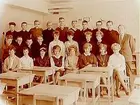 Engelbrektsskolan, klassrumsinteriör, klass 7Au, sal 29 (i källarvåningen).
25 skolbarn och lärare Nils Ersson.