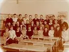 Engelbrektsskolan, klassrumsinteriör, klass 6Ay, sal 19.
32 skolbarn med lärare Harry Hallmén.