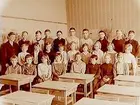 Vasaskolan, klassrumsinteriör, klass 3s, sal 14.
26 skolbarn och lärarinna fru Märta Sahlin.